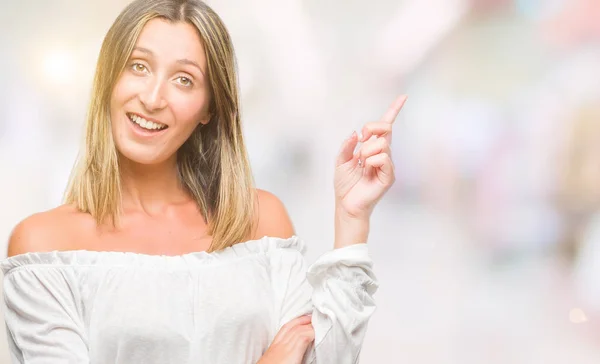 Jovem Bela Mulher Sobre Fundo Isolado Com Grande Sorriso Rosto — Fotografia de Stock