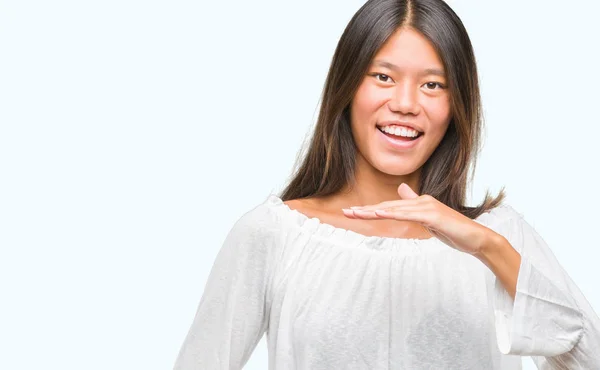 年轻的亚洲妇女在孤立的背景手势与手显示大和大尺寸标志 测量符号 微笑着看着相机 测量概念 — 图库照片