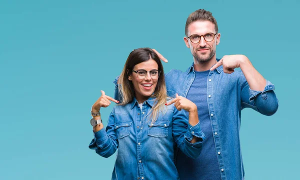 Pareja Joven Enamorada Usando Gafas Sobre Fondo Aislado Que Segura —  Fotos de Stock