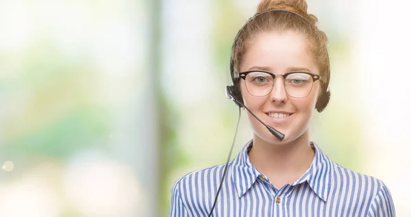 Jonge Blonde Call Center Operator Vrouw Met Een Blij Gezicht — Stockfoto