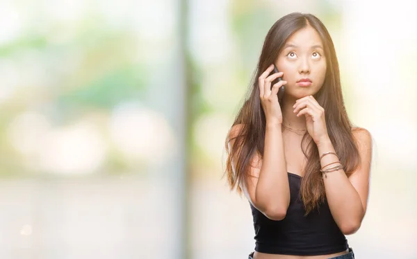 Joven Asiático Mujer Hablando Por Teléfono Sobre Aislado Fondo Serio — Foto de Stock