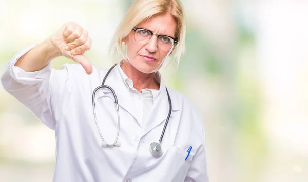 Medioevo Bionda Medico Donna Sfondo Isolato Cercando Infelice Arrabbiato Mostrando — Foto Stock