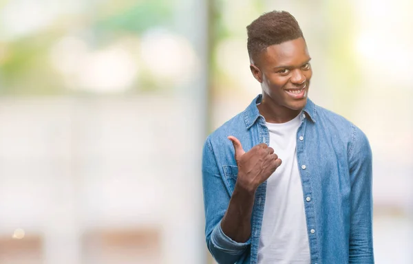 Jovem Afro Americano Sobre Fundo Isolado Sorrindo Com Rosto Feliz — Fotografia de Stock
