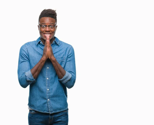 Joven Afroamericano Sobre Fondo Aislado Rezando Con Las Manos Juntas — Foto de Stock