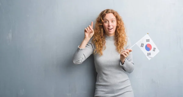 Junge Rothaarige Frau Über Grauer Grunge Wand Mit Südkoreanischer Flagge — Stockfoto