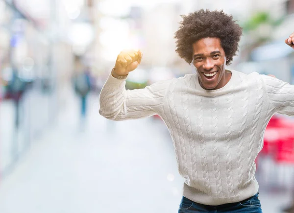 Hombre Negro Afroamericano Feliz Celebrando Muy Emocionado Confiado —  Fotos de Stock