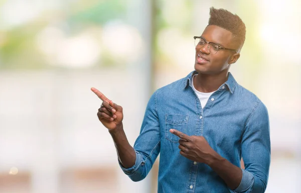 Unga Afroamerikanska Mannen Över Isolerade Bakgrund Leende Och Tittar Kameran — Stockfoto