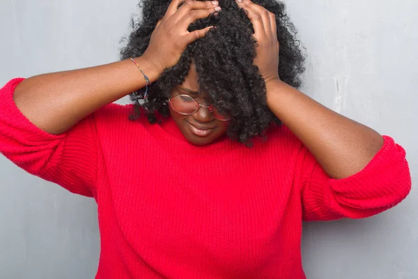 Mujer Afroamericana Joven Sobre Pared Grunge Gris Usando Suéter Invierno — Foto de Stock