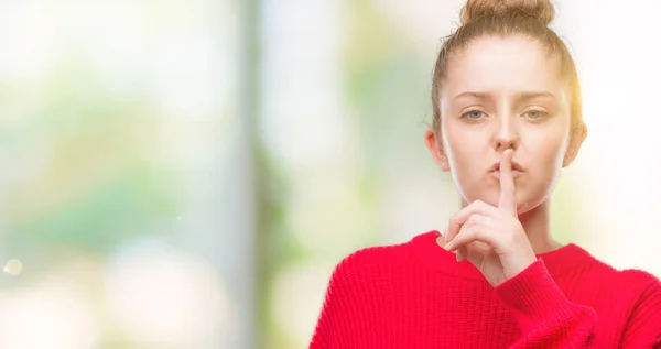 Jonge Blonde Vrouw Draagt Broodje Rode Trui Vragen Stil Met — Stockfoto