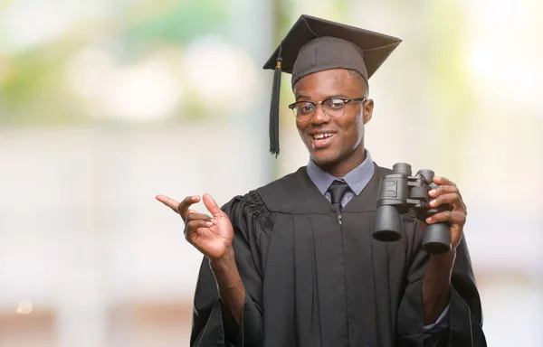 Молодой Афроамериканец Получивший Высшее Образование Ищет Работу Используя Бинокль Счастлив — стоковое фото