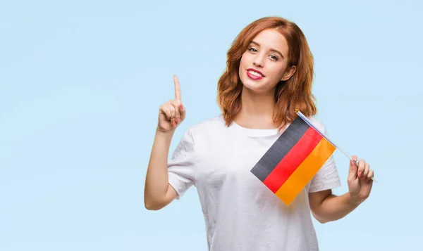 上のドイツの若い美しい女性保持フラグ分離アイデアや質問 ナンバーワンの幸せそうな顔で指を指していると驚かれる背景 — ストック写真