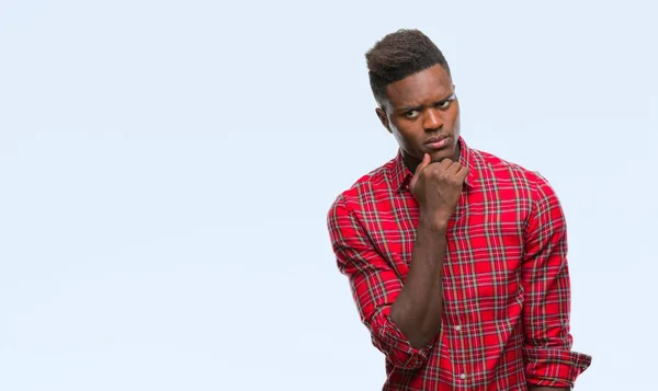 Hombre Afroamericano Joven Sobre Fondo Aislado Con Mano Barbilla Pensando —  Fotos de Stock