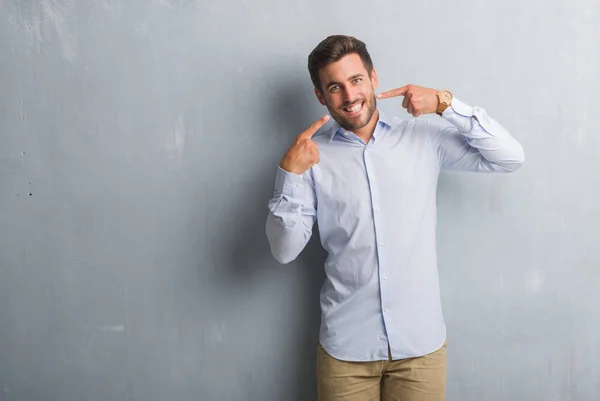 Schöner Junger Geschäftsmann Über Grauer Grunge Wand Elegantem Hemd Selbstbewusst — Stockfoto