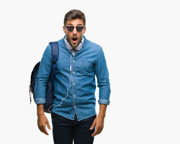 Joven Hombre Guapo Turista Con Auriculares Mochila Sobre Fondo Aislado — Foto de Stock