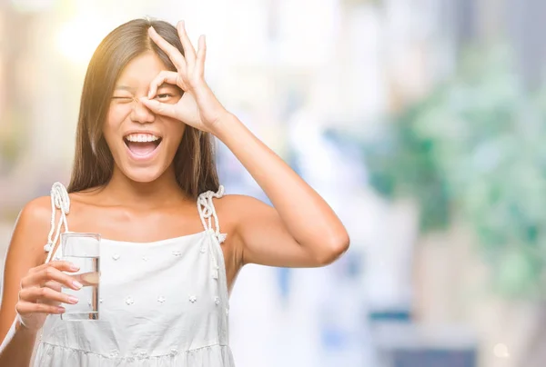 Joven Asiático Mujer Bebiendo Vaso Agua Sobre Aislado Fondo Con — Foto de Stock