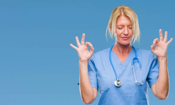 Medelålders Blond Sjuksköterska Kirurg Läkare Kvinna Över Isolerade Bakgrund Koppla — Stockfoto