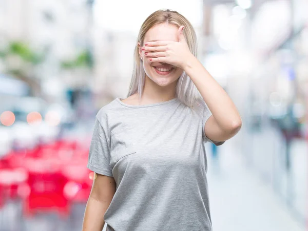 Unga Blonda Kvinnan Bär Solglasögon Över Suddig Bakgrund — Stockfoto