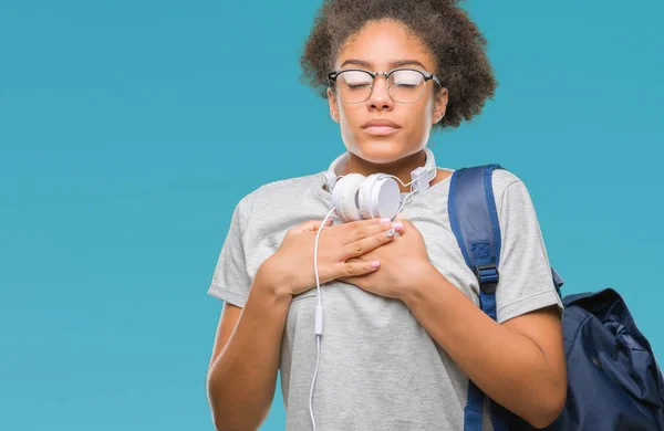 Jovem Estudante Afro Americana Usando Fones Ouvido Mochila Sobre Fundo — Fotografia de Stock