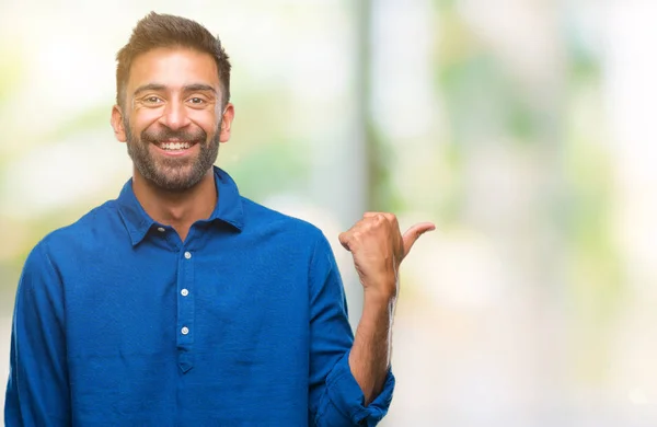 Erwachsener Hispanischer Mann Über Isoliertem Hintergrund Lächelt Mit Glücklichem Gesicht — Stockfoto