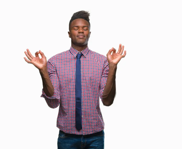 年轻的非洲裔美国商人在孤立的背景下放松和微笑闭上眼睛做冥想手势用手指 瑜伽理念 — 图库照片