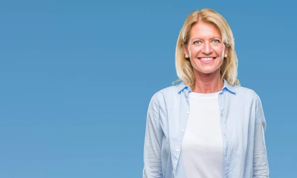 Blonde Vrouw Van Middelbare Leeftijd Geïsoleerde Achtergrond Met Een Gelukkig — Stockfoto