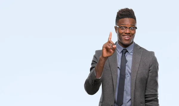 Joven Hombre Negocios Afroamericano Sobre Fondo Aislado Apuntando Con Dedo — Foto de Stock