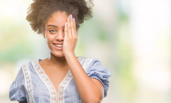 Unga Afro Amerikansk Kvinna Över Isolerade Bakgrund Som Täcker Ena — Stockfoto