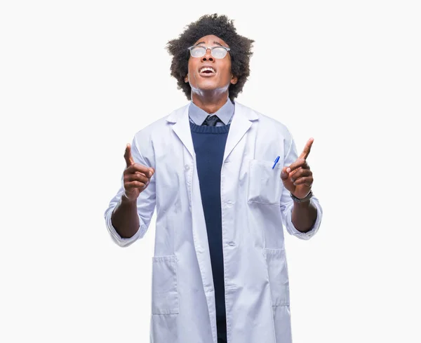 Afro Amerikansk Läkare Forskare Man Över Isolerade Bakgrund Förvånad Och — Stockfoto
