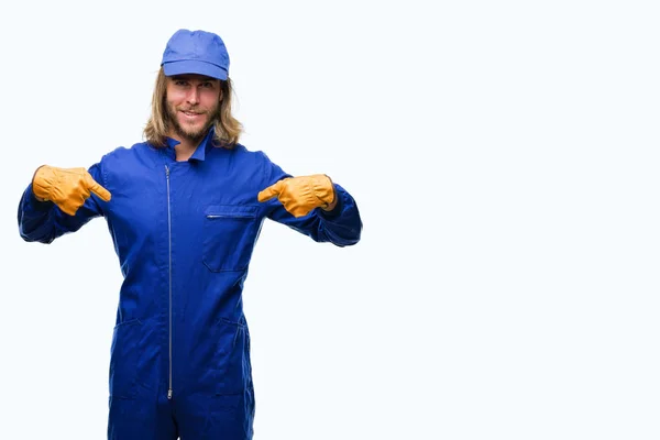 Young Handsome Mechanic Man Long Hair Isolated Background Looking Confident — Stock Photo, Image