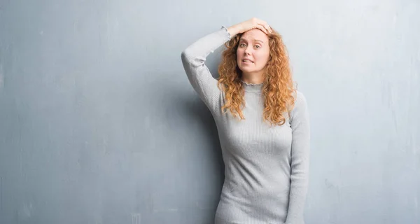 Mujer Pelirroja Joven Sobre Pared Gris Grunge Estresado Con Mano — Foto de Stock