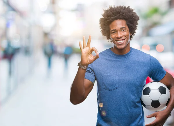 Афро Американський Чоловік Тримає Футбольний Над Ізольованих Фону Роблячи Знак — стокове фото