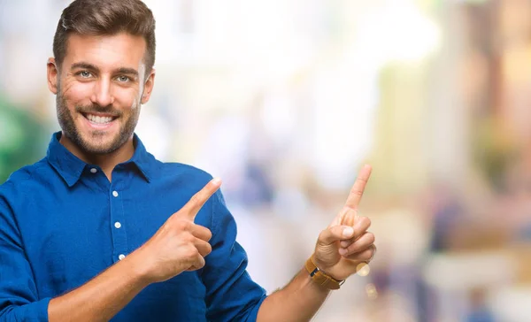 Joven Hombre Guapo Sobre Fondo Aislado Sonriendo Mirando Cámara Apuntando —  Fotos de Stock