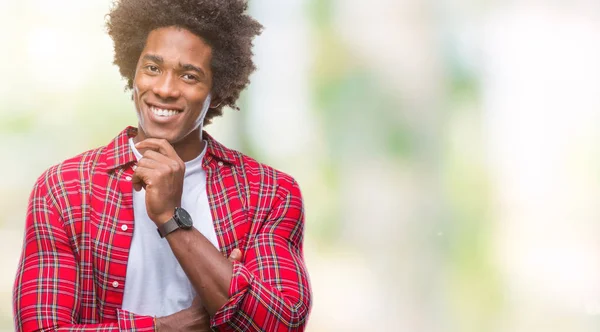 Афро Американський Людини Над Ізольованих Фон Дивлячись Впевнено Камеру Посмішкою — стокове фото