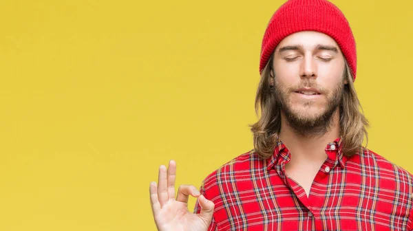 Joven Hombre Guapo Con Pelo Largo Con Gorra Roja Sobre —  Fotos de Stock