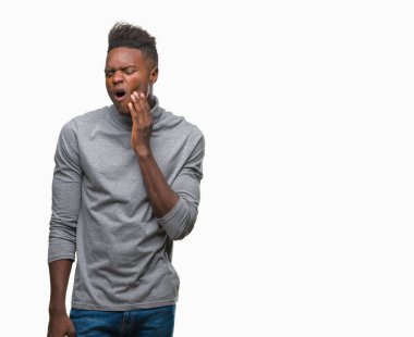 Afrikalı-Amerikalı genç diş ağrısı veya dişlerde dişlerle ilgili hastalık nedeniyle ağız acı ifadesi ile el ile dokunmak izole arka plan üzerinde. Diş hekimi kavramı.