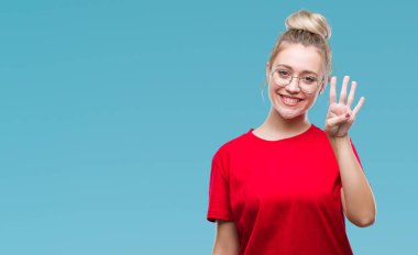 Sarışın genç kadın gözlük gösterilen ve parmakları ile işaret izole arka plan üzerinde dört kendinden emin ve mutlu gülümseyerek iken numara.