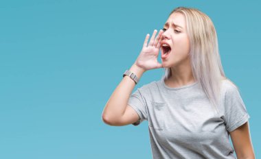 Genç Sarışın kadın bağırarak ve ağzı üzerinde el ile yan için çığlık izole arka plan yüzünden. İletişim kavramı.