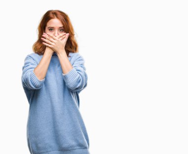 İzole arka plan ağız hata için elleriyle kapsayan şok kış kazak giyen genç güzel kadın. Gizli kavramı.
