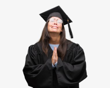 Giyen genç İspanyol kadın kap ve Tekdüzen yalvarıyor ve umut ifade yüzünde çok duygusal ve endişe ile birlikte elleriyle dua mezun oldu. Bağışlanmak. Din kavramı.