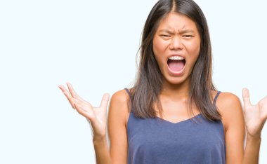 Genç Asyalı kadın deli ve silah ile başarı için deli kutluyor izole arka plan üzerinde kaldırdı ve heyecanlı çığlık gözler kapalı. Kazanan kavramı