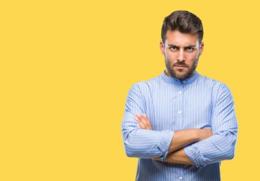 Yakışıklı delikanlı izole arka plan şüpheci ve sinir, onaylamayan ifade yüz çapraz kolları üzerinde. Negatif kişi.