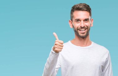 Yakışıklı delikanlı hareketi el ile mutlu yaşasın yapıyor izole arka plan üzerinde. Kameraya bakarak başarı gösteren ile ifade onaylama.