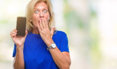 Hata, korku, sessizlik içinde gizli kavramı korkmuş ifade için utanç ile orta yaş sarışın kadın akıllı telefon boş ekran izole arka kapak ağız el ile üzerinden gösterilen şok