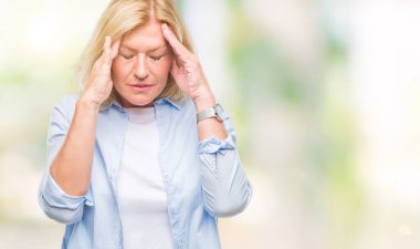 Orta yaş sarışın kadın izole arka plan baş baş ağrısı için el ile çünkü stres. Migren muzdarip.