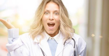 Genç kadın, tıbbi profesyonel mutlu ve sürpriz tezahürat ifade wow jest doktor