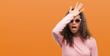 Güzel genç İspanyol kadın güneş gözlüğü takmış kafasına hata için el ile şaşırttı hata hatırlıyorum. Unuttum, kötü bellek kavramı.