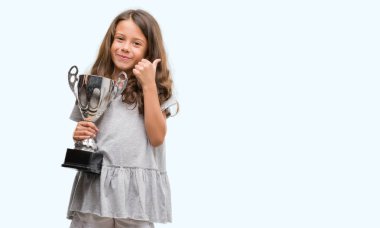 Ok işareti, başparmak ile parmak, mükemmel işareti yapıyor kocaman bir gülümseme ile bir kupa mutlu tutarak esmer Latin kız