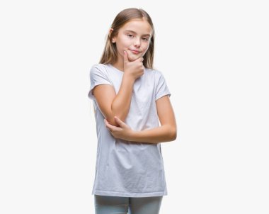 Genç güzel kız yüzünden izole arka plan emin çapraz kollar ve çeneme kaldırdı el ile gülümseme ile kameraya bakıyor. Pozitif düşünce.