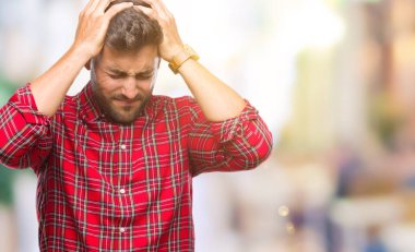 Yakışıklı delikanlı çünkü umutsuz ve stresli baş ağrısı acı izole arka plan üzerinde ağrı ve migren. Ellerini kafasına.