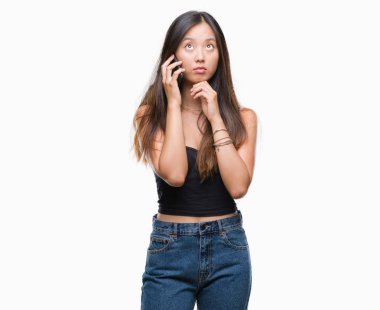 İlgili soru, çok karışık fikir izole arka plan ciddi bir yüz düşünme üzerine konuşan Genç Asyalı kadın